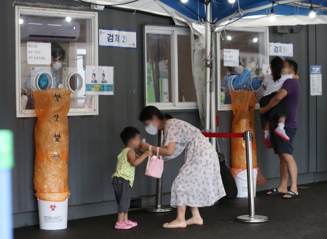 추석 연휴 마지막 날인 22일 오전 서울 용산구 서울역 광장에 마련된 임시 선별검사소에서 시민들이 코로나19 검사를 받고 있다. 뉴시스