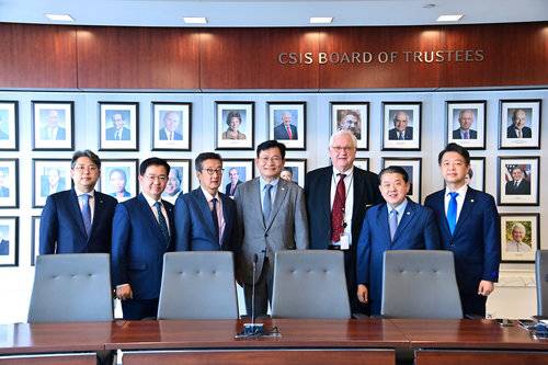 송영길 더불어민주당 대표를 비롯한 방미단이 21일(현지시간) 워싱턴에 위치한 미 전략·국제문제연구소(CSIS) 빌딩에서 CSIS 존 햄리 소장과 빅터 차 한국석좌 등 참석자들과 면담을 마치고 기념촬영을 하고 있다. 더불어민주당 제공