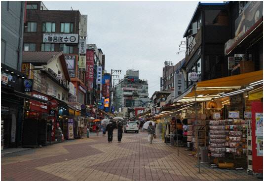 홍대 소상공인 상점가는 지난해 소상공인시장진흥공단이 선정한 '스마트 시범상가' 사업 대상지로 선정됐다. 한국간편결제진흥원 제공