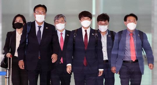 국민의힘 이준석(오른쪽 세번째) 대표와 정진석 국회부의장(왼쪽 두번째) 등 방미단이 22일 오전 인천국제공항에서 미국으로 출국하기 위해 이동하고 있다.연합뉴스