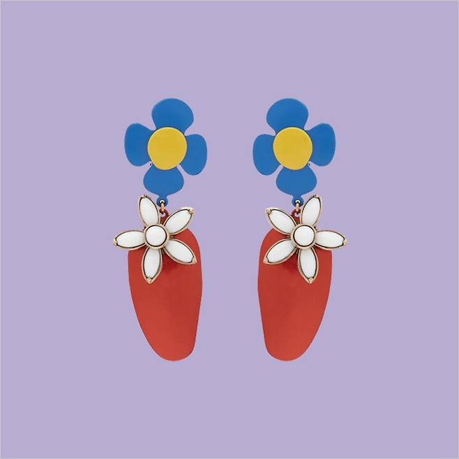 플라워 펜던트를 더한 이어링은 가격 미정, Saint Laurent by Anthony Vaccarello.