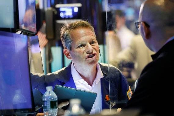 미국 뉴욕 맨해튼의 뉴욕증권거래소(NYSE)에서 21일(현지시간) 주식 중개인들이 대화하고 있다. 이날 전세계 주식시장은 중국 부동산개발업체 헝다그룹 파산설 충격에서 벗어나 안정을 되찾았다. 로이터뉴스1