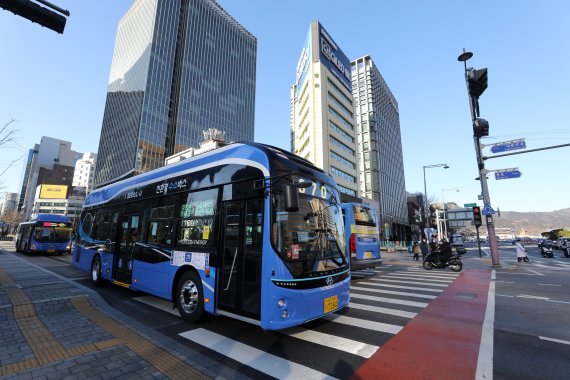 서울시는 공영차고지 내 수소충전소 설립이 늦어지면서 올해 수소버스 도입 계획을 기존 40대에서 10대로 줄이기로 했다. 지난해 12월 15일 서울시가 도입한 수소버스가 도심에서 첫 운행을 하고 있다. 뉴스1