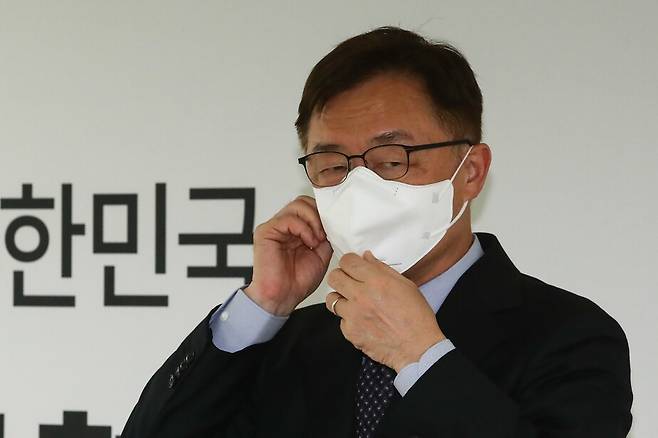 국민의힘 대권주자인 최재형 전 감사원장이 22일 서울 여의도 선거캠프에서 더불어민주당 대권주자인 이재명 경기도지사와 관련해 대장동 개발사업 시행사인 ‘화천대유’ 의혹에 대한 입장을 발표를 준비하고 있다. 국회사진기자단