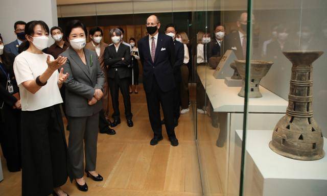 김정숙(왼쪽 두 번째) 여사가 미래문화특사인 방탄소년단(BTS)과 20일 미국 뉴욕의 메트로폴리탄 미술관 한국실을 관람하고 있다. 뉴시스