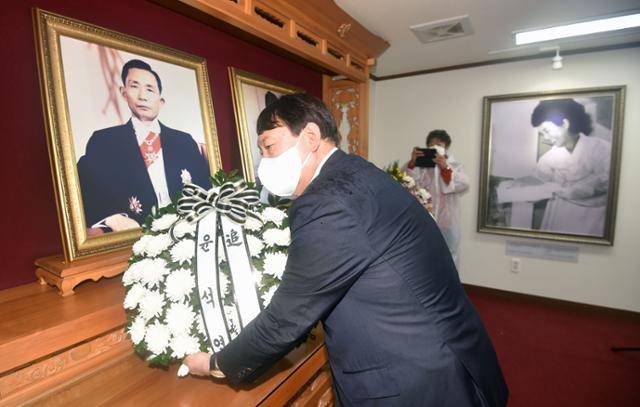 윤석열 국민의힘 대선 경선 후보가 17일 경북 구미시 상모동 박정희 전 대통령 생가를 찾아 영정에 분향하고 있다. 구미= 뉴시스