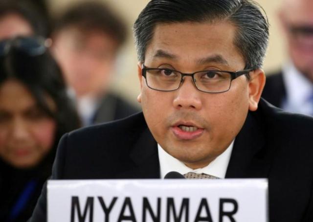 2019년 3월 11일 스위스 제네바에서 열린 유엔 인권이사회에서 연설하고 있는 초 모 툰 유엔 주재 미얀마 대사. 그는 올해 2월 유엔 총회에서 미얀마 군사 쿠데타를 비판하며 세 손가락을 들고 국제사회에 관심과 도움을 호소했다. 로이터 연합뉴스