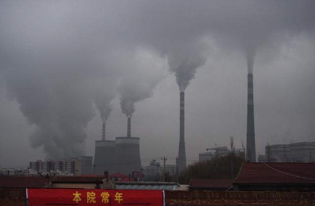 2015년 11월 중국 산시성 다퉁의 석탄 화력발전소에서 새까만 연기가 뿜어져나오고 있다. 다퉁=AFP 연합뉴스 자료사진