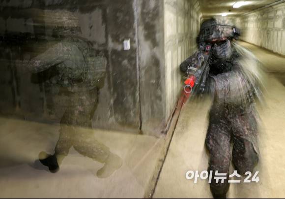 16일 강원도 인제군 육군과학화전투훈련단(KCTC)에서 육군의 대표브랜드이자 최상위 전투체계인 Army TIGER 4.0 전투실험이 진행된 가운데 장병들이 적진 공격 시연을 하고 있다. [사진=사진공동취재단]
