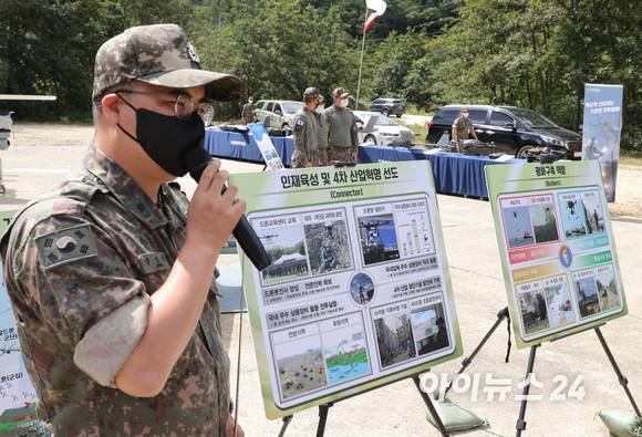 16일 강원도 인제군 육군과학화전투훈련단(KCTC)에서 육군의 대표브랜드이자 최상위 전투체계인 Army TIGER 4.0 전투실험이 진행된 가운데 군 관계자가 무인 정찰, 공격 등이 가능한 공중정찰중대를 소개하고있다. [사진=사진공동취재단]