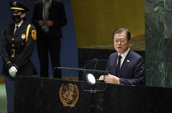 문재인 대통령이 21일(현지시각) 미국 뉴욕 유엔 총회장에서 기조연설을 하고 있다. 연합뉴스