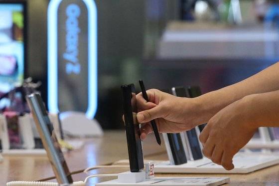 서울 서초구 삼성 딜라이트샵에 전시된 갤럭시Z폴드3와 갤럭시Z플립3 [뉴시스]