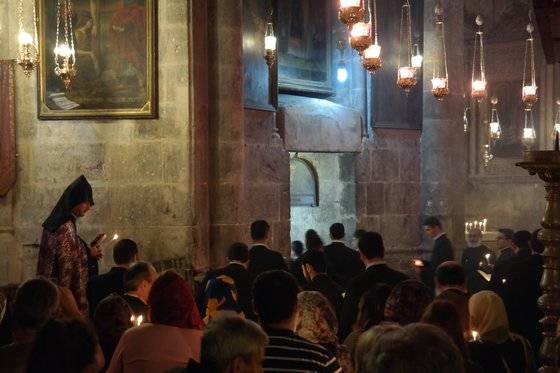 성묘 교회 안에서 아르메니안 정교회 사제들이 미사를 드리고 있다. [중앙포토]