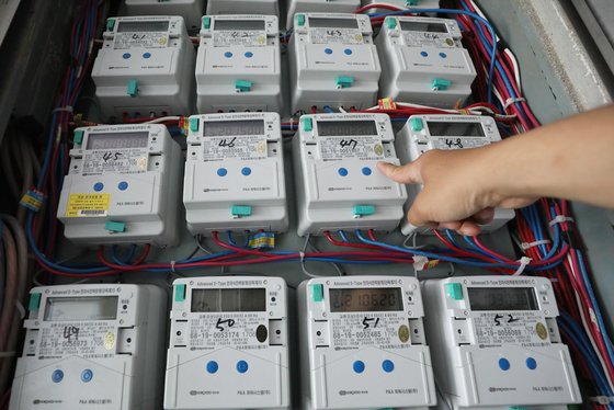 서울의 한 다세대주택에서 입주민이 전기 계량기를 살펴보고 있다.  [뉴스1]