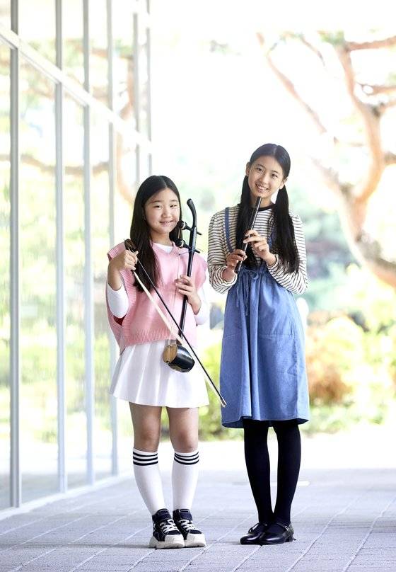 이서정(서울 언북초 5·왼쪽) 학생모델·김나윤(서울 구룡초 5·왼쪽) 학생기자가 국립국악원을 방문하고, 국악인 김준수를 만나 국악을 제대로 알고 친해지는 시간을 가졌다.