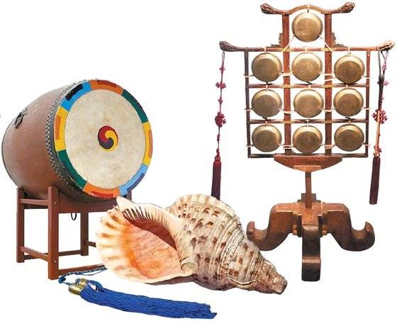 진고(맨 오른쪽)는 배불뚝이 형태의 북통을 받침대에 올려놓고 한쪽 북면만 채로 두드려 연주한다. 조선 초기부터 아악 중 제례악에 편성돼 음악의 시작과 끝, 또는 악구와 악절을 구분하는 역할을 한다. 나각(가운데)은 소라로 만든 관악기로 대취타와 불교의례 등에 사용된다. 소라의 크기에 따라 음높이가 다르며 취구에 입김을 불어 넣어 입술의 진동으로 연주한다. 운라(맨 오른쪽)는 접시 모양의 작은 징(동라) 10개를 나무틀에 매달아 만든 악기다. 동라는 크기가 같으나 두께가 달라 다른 음을 낸다.