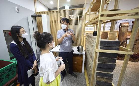 정환희(오른쪽) 학예연구사가 악기연구소에서 하는 일을 설명하고 있다.