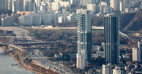 서울 송파구 롯데월드타워 서울스카이에서 성동구 ‘트리마제’가 보이고 있다. 연합뉴스