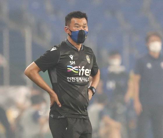6위 이내 진입을 노리는 인천이 서울과 비기며 7위에 머물렀다. 사진은 인천 조성환 감독. [연합뉴스]