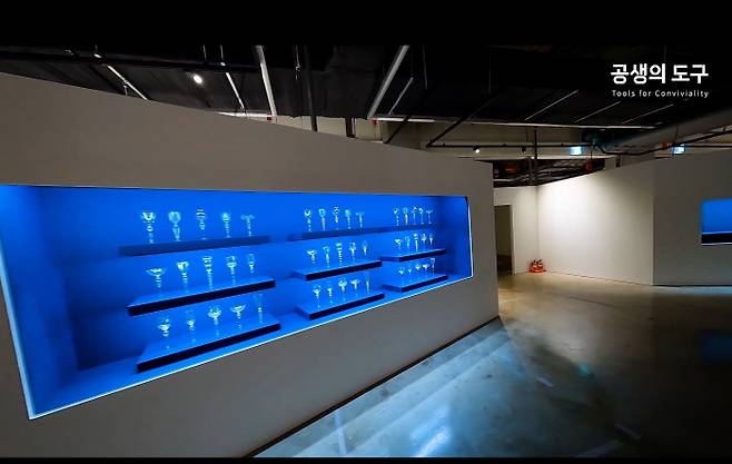 청주공예비엔날레가 특수제작 드론을 통해 전시장 내부를 촬영한 드론투어 영상. 청주공예비엔날레 홈페이지 캡처.