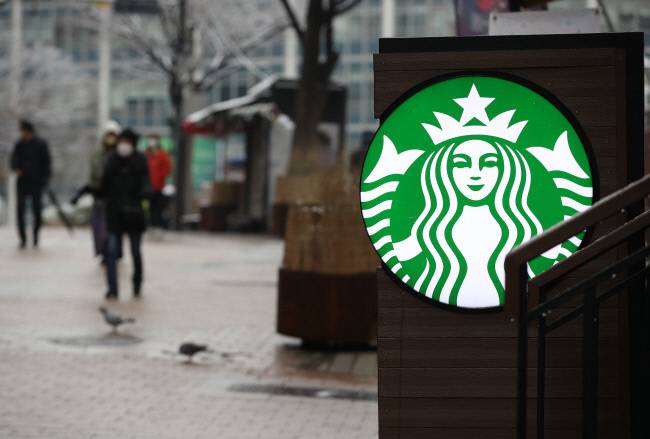 서울 명동의 한 스타벅스 매장. 연합뉴스.