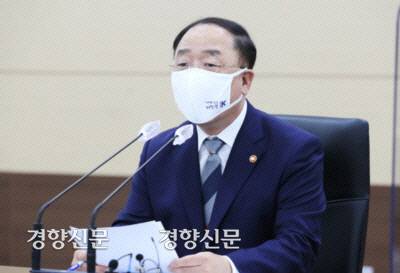 홍남기 부총리 겸 기획재정부 장관이 자난달 26일 정부서울청사에서 열린 제44차 비상경제 중앙대책본부 회의에서 추석 이전 국민지원금 지급 방침을 밝히고 있다. 기획재정부 제공