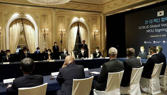문재인 대통령이지난 21일(현지시각) 미국 뉴욕 시내 호텔에서 열린 한미 백신 협력 협약 체결식에 참석해 있다. 연합뉴스