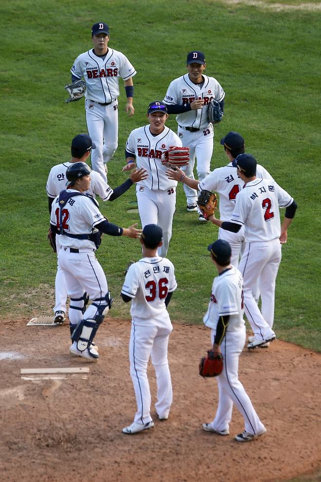 두산 선수들이 22일 잠실구장에서 열린 NC와의 홈경기에서 8-0으로 승리한 뒤 그라운드에서 서로 격려하며 기뻐하고 있다. 두산 제공