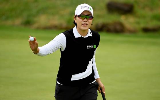 Lee Jeong-eun acknowledges the gallery after sinking an eagle putt in the last hole of the final round of the Cambia Portland Classic at the Oregon Golf Club on Sunday in Portland, Oregon.  [AFP/YONHAP]