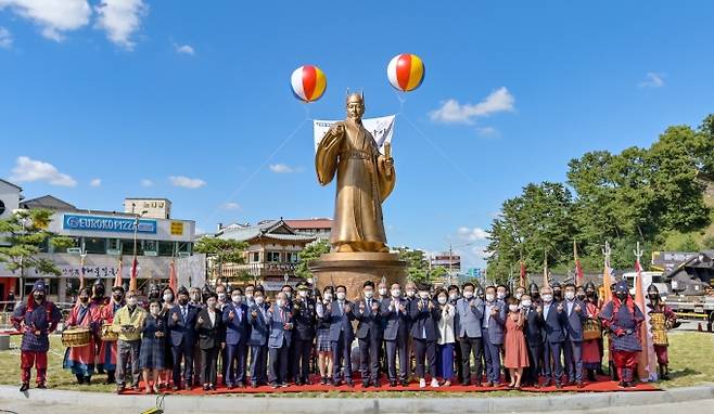 무령왕 동상 제막식 후 기념촬영 장면.