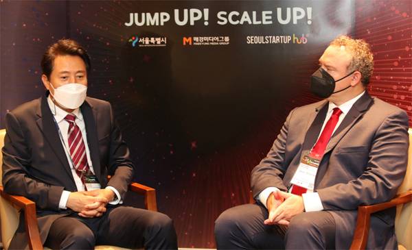 지난 16일 트라이 에브리싱 2021 개막식이 열린 서울신라호텔에서 오세훈 서울시장(왼쪽)이 제이슨 솅커 퓨처리스트인스티튜트 의장과 대담을 나누고 있다.  [이충우 기자]