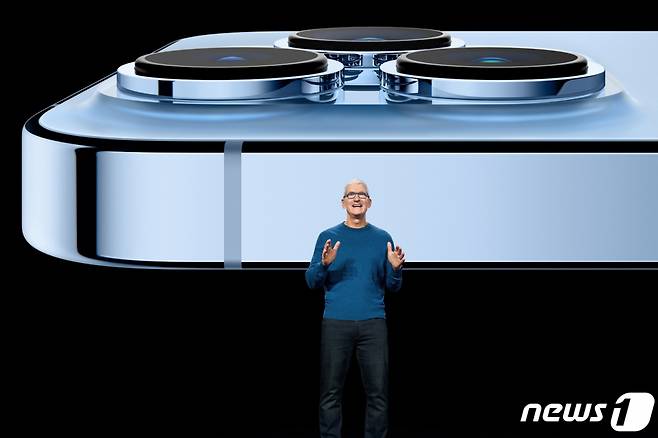 팀 쿡 애플 CEO가 14일(현지시간) 캘리포니아 쿠퍼티노 애플파크에서 스페셜 애플 이벤트를 통해 아이폰 13 프로를 소개하고 있다. /사진제공=로이터/뉴스1