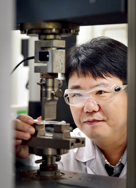 LG화학 연구원이 업계 최초로 개발한 하얀색 재활용 ABS의 물성을 분석하고 있다. /사진=LG화학