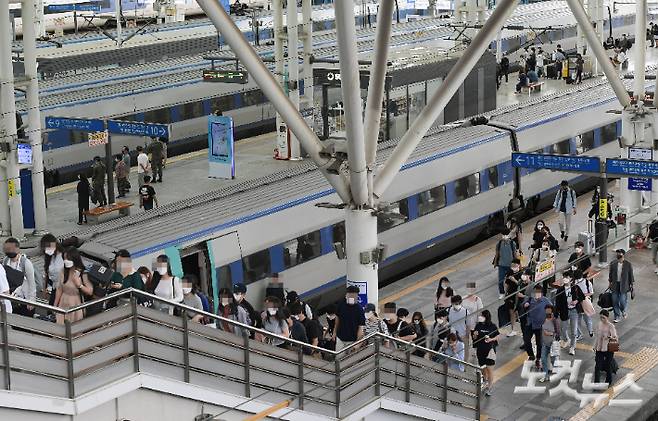 추석 연휴 마지막 날인 22일 서울 용산구 서울역에서 귀경객들이 열차에서 내리고 있다. 이한형 기자