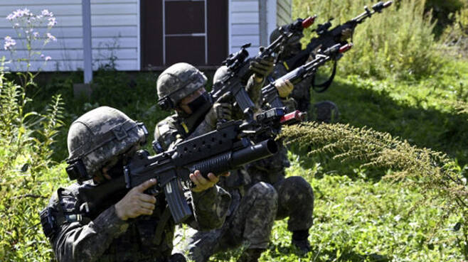 육군 초급 부사관들이 강원도 인제 과학화전투훈련단에서 드론 공격에 대응하는 훈련을 하고 있다.