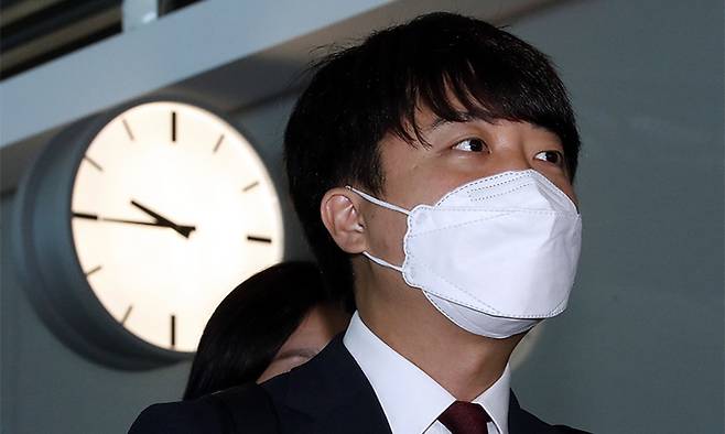 이준석 국민의힘 대표가 22일 인천국제공항에서 미국 출국에 앞서 취재진의 질문에 답하고 있다. 뉴스1