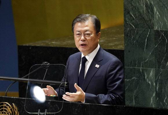 문재인 대통령이 21일(현지시간) 미국 뉴욕에서 열린 제76차 유엔총회에서 남북미 3자 또는 남북미중 4자의 종전선언을 제안하는 기조연설을 하고 있다.뉴욕 연합뉴스