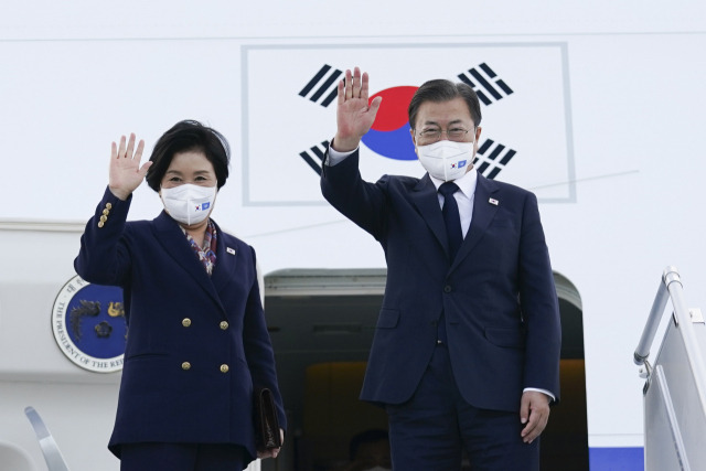 문재인 대통령과 김정숙 여사가 21일(현지시각) 미국 JFK 국제공항에서 하와이로 떠나기 위해 공군1호기에 올라 손을 흔들어 인사하고 있다. /연합뉴스