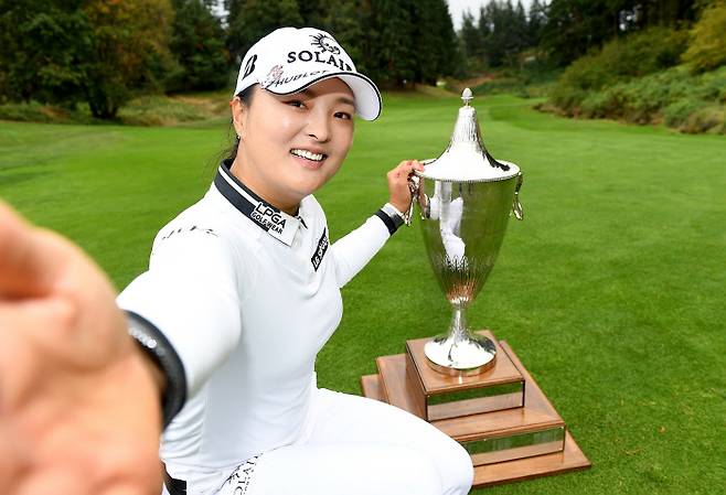 세계 2위 고진영이 지난 20일 미국 오리건주 디 오리건 골프코스에서 열린 LPGA 투어 캄비아 포틀랜드 클래식에서 시즌 2승을 거둔 뒤 우승컵을 들고 셀카로 기념 사진을 남기고 있다. ㅣ게티이미지
