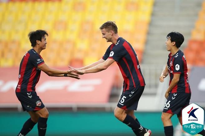 ▲ 수원FC는 성남FC에 3-1 승리를 거두며 4위를 유지했다 ⓒ한국프로축구연맹