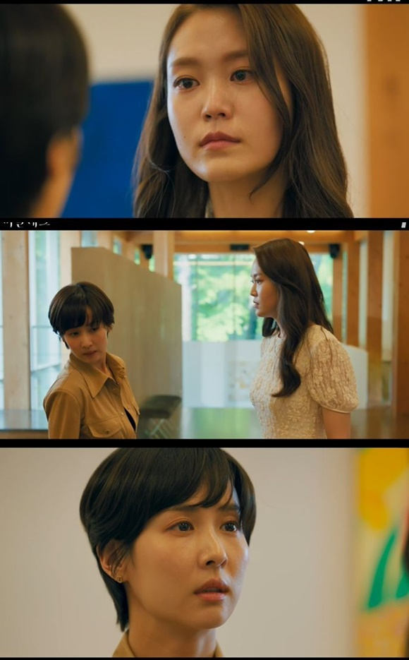 On the afternoon of the 21st, TVN Mon-Tue drama High Class Song I (Cho Yeo-jeong) learned the identity of Hwang Nayun (Night and more photos).Song I, who investigated Hwang Nayun and his daughter Hwang Jae-in (Park So-i), found out that Hwang Nayun owns the J&Y gallery in Jeju Island.Song I, who felt strange, then entered the four birthday seats of Hwang Jae-in in the cellphone password of the dead Husband anziyong (Kim Nam-hee).Surprisingly, Anziyongs cellphone password matched Hwang Jae-ins birthday.Song I immediately put the picture on the floor and said, Who is your family?After that, Song I headed somewhere with Hwang Jae-in, daughter of Hwang Nayun, who returned home from school.Meanwhile, Hwang Nayun, who thought his daughter Hwang Jae-in had disappeared, checked school CCTV and confirmed that Song I took her daughter.Hwang Nayun, who called Song I, begged Song I, saying, I will tell you everything, please do not do this.They met at the gallery in Nayun, where they told Nayun, who was looking for his daughter, So what about it? I took away a man and took your baby for a while.I tried to believe you, but you were all you? I bought Chan on reception day. That text, bouquets. Youre a person. I noticed him quickly, and he (anziyong) actually you killed him, hes never the kind of person to die like that, what the hell happened that day, Hwang said.Why do you think youre first? You never thought you were later? The painting in the study.I gave it to him long before I met you, he said, claiming that he had met anziyong before Song I, and claimed ownership of the gallery.