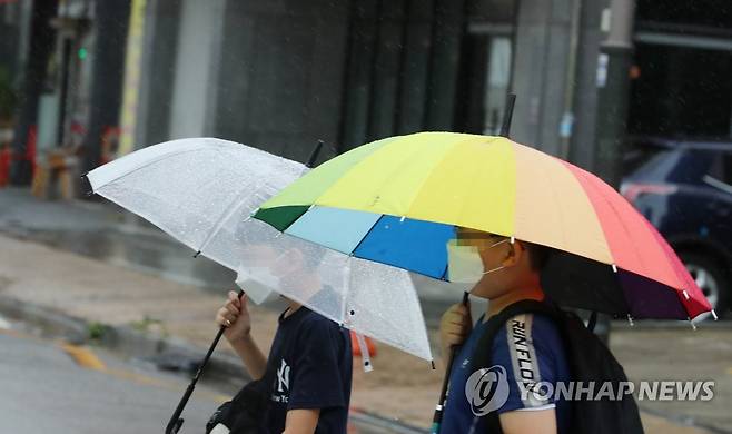 '비 오는 거리 걸으며' [연합뉴스 자료사진]