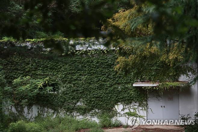 멀리서 본 광안동 지하벙커. 등산로, 산책로와 멀지 않아 쉽게 지하벙커 출입구를 찾아볼 수 있다. [손형주 기자]