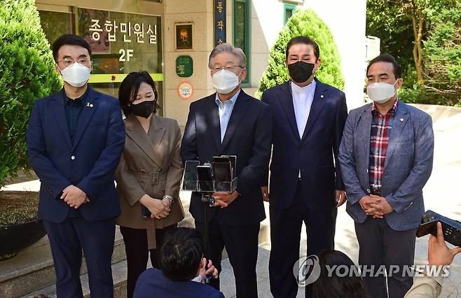 이재명, 사회필수인력 소방관들 격려 (서울=연합뉴스) 더불어민주당 대권주자인 이재명 경기지사가 22일 서울 동작소방서를 찾아 사회필수인력인 소방관들을 격려한 뒤 취재진과 인터뷰하고 있다.  2021.9.22   [국회사진기자단] zjin@yna.co.kr