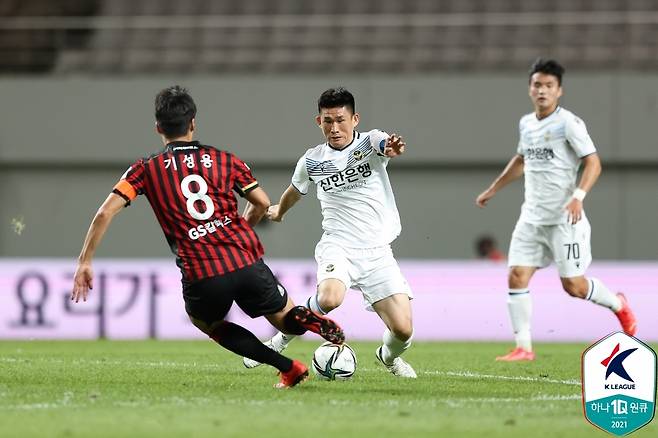 서울 기성용과 인천 김도혁의 볼 다툼 [한국프로축구연맹 제공. 재판매 및 DB 금지]