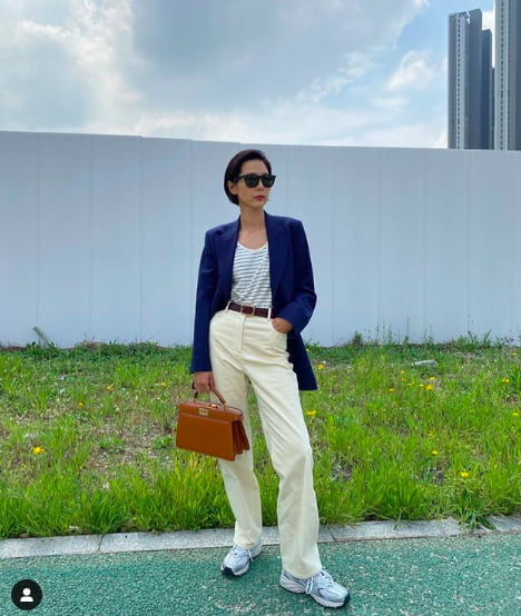 Broadcaster Kim Na-young enjoyed the holiday that Alone was sending.Kim Na-young posted a picture on his instagram on the 23rd, saying, The holiday with my family is good, but Alone is good.The photo shows Kim Na-young posing in the outdoors.Sunglass Hut and Jacket, etc., are impressed by his chic charm.Kim Na-young said, I like my heart! And formed a consensus on the same holiday that Alone sends.Meanwhile, Kim Na-young, who is appearing on JTBCs Brave Solo Parenting - I Raise, shares the parenting routine of his two sons.