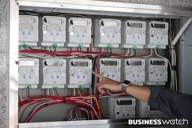 22일 서울에 위치한 다세대주택단지에서 한 입주민이 전기 계량기를 살펴보고 있다./사진=이명근 기자 qwe123@