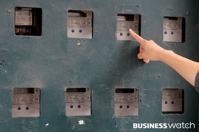22일 서울에 위치한 다세대주택단지에서 한 입주민이 전기 계량기를 살펴보고 있다./사진=이명근 기자 qwe123@