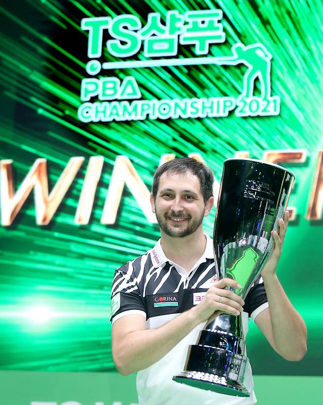 우승 트로피를 들고 기뻐하는 다비드 마르티네스. 사진=PBA 제공