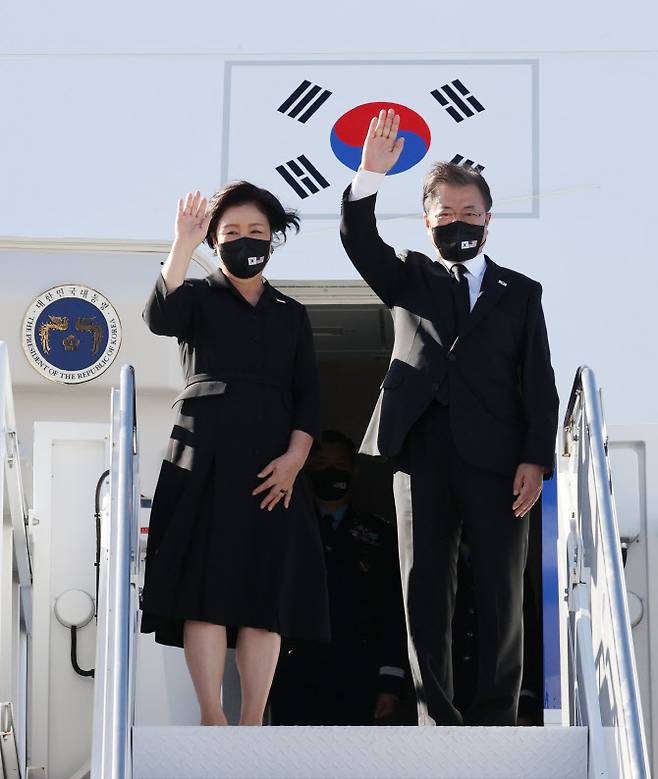 문재인 대통령과 김정숙 여사가 22일(현지시각) 미국 히캄 공군기지에서 뉴욕 및 하와이 방문을 마치고 귀국을 위해 공군 1호기에 올라 손을 들어 인사하고 있다.(사진=연합뉴스)